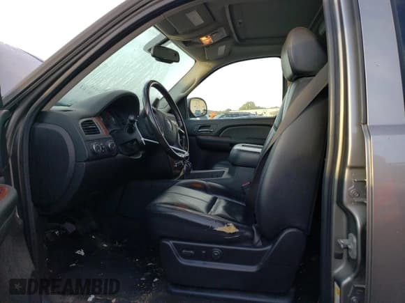 ✅ 2008 Chevrolet Suburban LTZ • VIN: 3GNFK163X8G188925 • Lot: 70700303. Wystawiony na Copart z przebiegiem 177 311 mil. Bezpłatny archiwum sprzedaży aukcyjnych z USA i szczegółowy raport historii pojazdu na DreamBid. Zdjęcie 7.