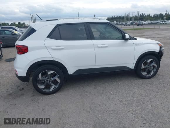✅ 2024 Hyundai Venue SEL • VIN: KMHRC8A30RU285015 • Lot: 41362985. Listed on IAAI with 2,956 mi. Free auction sales archive from the USA and detailed vehicle history report at DreamBid. Image 4.