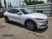 ✅ 2021 Ford Mustang Mach-E Select • VIN: 3FMTK1SS9MMA60126 • Lot: 61768425. Wystawiony na Copart z przebiegiem 29 712 mil. Bezpłatny archiwum sprzedaży aukcyjnych z USA i szczegółowy raport historii pojazdu na DreamBid. Zdjęcie 4.