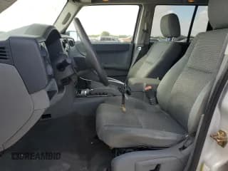 ✅ 2006 Jeep Commander • VIN: 1J8HH48K06C232493 • Lot: 67798314. Wystawiony na Copart z przebiegiem 172 556 mil. Bezpłatny archiwum sprzedaży aukcyjnych z USA i szczegółowy raport historii pojazdu na DreamBid. Zdjęcie 6.