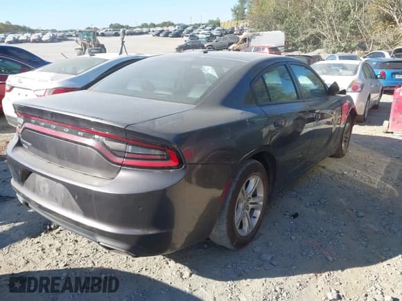 ✅ 2020 Dodge Charger SXT • VIN: 2C3CDXBGXLH144583 • Lot: 43437681. Wystawiony na IAAI z przebiegiem 215 000 mil. Bezpłatny archiwum sprzedaży aukcyjnych z USA i szczegółowy raport historii pojazdu na DreamBid. Zdjęcie 4.