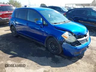 ✅ 2008 Nissan Versa SL • VIN: 3N1BC13E38L409527 • Лот: 42996571. Опубликован ранее на IAAI с пробегом 208 659 миль. Бесплатный доступ к архиву аукционных продаж из США и подробный отчёт об истории автомобиля на DreamBid. Изображение 1.