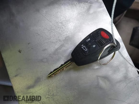 ✅ 2005 Chrysler 300 C • VIN: 2C3JA63H75H667693 • Lot: 43702129. Wystawiony na IAAI z przebiegiem 102 803 mil. Bezpłatny archiwum sprzedaży aukcyjnych z USA i szczegółowy raport historii pojazdu na DreamBid. Zdjęcie 11.