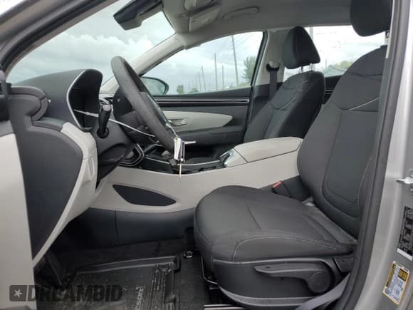 ✅ 2024 Hyundai Tucson SE • VIN: 5NMJA3DE5RH404921 • Lot: 68579414. Wystawiony na Copart z przebiegiem 1 835 mil. Bezpłatny archiwum sprzedaży aukcyjnych z USA i szczegółowy raport historii pojazdu na DreamBid. Zdjęcie 7.