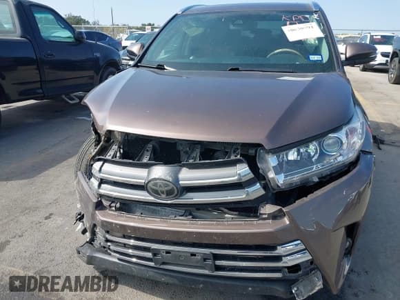 ✅ 2017 Toyota Highlander Limited • VIN: 5TDYZRFH2HS221036 • Lot: 40630991. Wystawiony na IAAI z przebiegiem 115 296 mil. Bezpłatny archiwum sprzedaży aukcyjnych z USA i szczegółowy raport historii pojazdu na DreamBid. Zdjęcie 20.