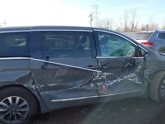 ✅ 2022 Chrysler Pacifica Hybrid Limited • VIN: 2C4RC1S71NR143650 • Лот: 41701707. Опубликован ранее на IAAI с пробегом 32 094 миль. Бесплатный доступ к архиву аукционных продаж из США и подробный отчёт об истории автомобиля на DreamBid. Изображение 13.