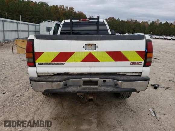 ✅ 2004 GMC Sierra 1500 • VIN: 1GTHC24204E339688 • Lot: 77595054. Wystawiony na Copart z przebiegiem 230 719 mil. Bezpłatny archiwum sprzedaży aukcyjnych z USA i szczegółowy raport historii pojazdu na DreamBid. Zdjęcie 6.