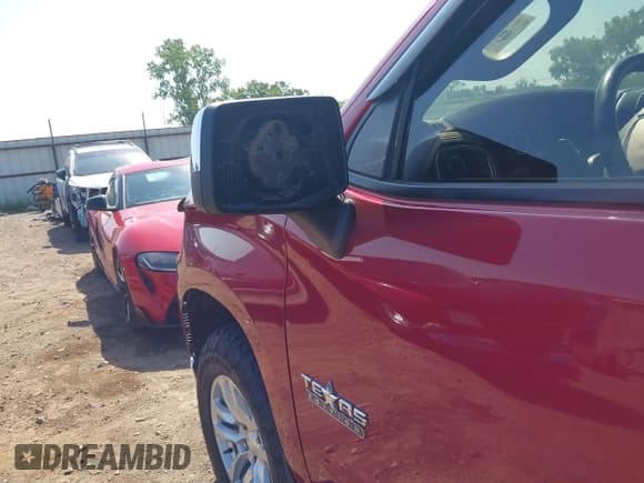 ✅ 2019 Chevrolet Silverado 1500 LT • VIN: 1GCUYDED0KZ156731 • Lot: 43013452. Wystawiony na IAAI z przebiegiem 61 357 mil. Bezpłatny archiwum sprzedaży aukcyjnych z USA i szczegółowy raport historii pojazdu na DreamBid. Zdjęcie 6.