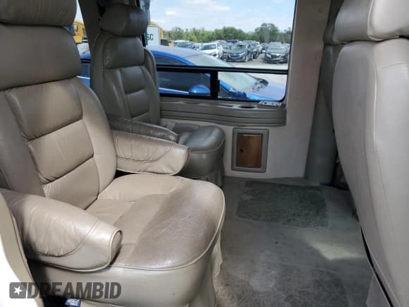 ✅ 2000 GMC Savana Cargo RV Conversion • VIN: 1GDFG15R1Y1121592 • Lot: 72927304. Wystawiony na Copart z przebiegiem 108 871 mil. Bezpłatny archiwum sprzedaży aukcyjnych z USA i szczegółowy raport historii pojazdu na DreamBid. Zdjęcie 11.