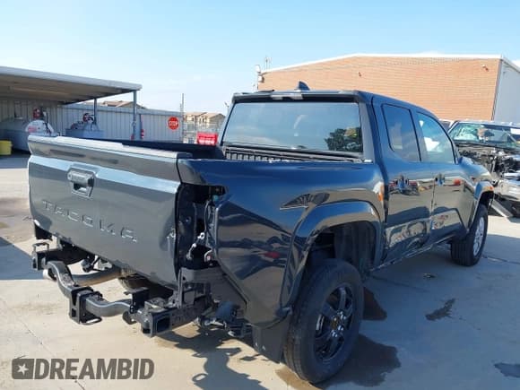 ✅ 2024 Toyota Tacoma SR • VIN: 3TYKD5HNXRT008289 • Lot: 42406937. Wystawiony na IAAI z przebiegiem 7 397 mil. Bezpłatny archiwum sprzedaży aukcyjnych z USA i szczegółowy raport historii pojazdu na DreamBid. Zdjęcie 4.