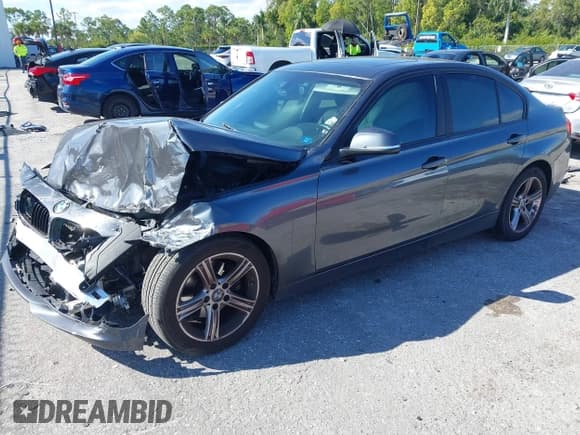 ✅ 2015 BMW 3 Series 328i • VIN: WBA3A5G53FNS84578 • Lot: 43720863. Wystawiony na IAAI z przebiegiem 79 950 mil. Bezpłatny archiwum sprzedaży aukcyjnych z USA i szczegółowy raport historii pojazdu na DreamBid. Zdjęcie 2.