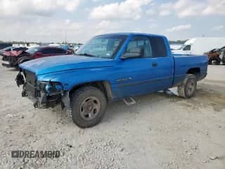 1998 Dodge 1500 z VIN 3B7HC13Y4WG143863, wystawiony jako Copart lot #58061735 z przebiegiem 195 650 mil mil oraz Szkoda całkowita • Salvage title. Historia ofert i sprzedaży dostępna na DreamBid. Obrazek 1.