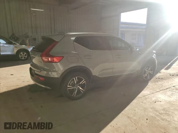 ✅ 2024 Volvo XC40 Core Bright Theme • VIN: YV4L12UK1R2284609 • Лот: 90539715. Опубликован ранее на Copart с пробегом Не указан. Бесплатный доступ к архиву аукционных продаж из США и подробный отчёт об истории автомобиля на DreamBid. Изображение 3.