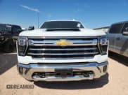 ✅ 2025 Chevrolet Silverado 2500HD LTZ • VIN: 1GC4KPEY3SF282086 • Lot: 81579335. Wystawiony na Copart z przebiegiem 187 mil. Bezpłatny archiwum sprzedaży aukcyjnych z USA i szczegółowy raport historii pojazdu na DreamBid. Zdjęcie 5.