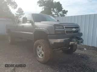 2006 Chevrolet Silverado 2500HD LT3 z VIN 1GCHK23D16F150339, wystawiony jako IAAI lot #42880312 z przebiegiem 242 722 mil mil oraz . Historia ofert i sprzedaży dostępna na DreamBid. Obrazek 1.