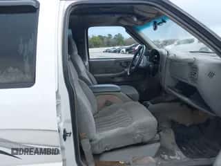 1998 Chevrolet Blazer LS z VIN 1GNCS13WXW2105288, wystawiony jako IAAI lot #43427444 z przebiegiem 260 347 mil mil oraz . Historia ofert i sprzedaży dostępna na DreamBid. Obrazek 5.