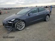 ✅ 2020 Tesla Model 3 Standard Range Plus • VIN: 5YJ3E1EAXLF802308 • Lot: 82275135. Wystawiony na Copart z przebiegiem 75 515 mil. Bezpłatny archiwum sprzedaży aukcyjnych z USA i szczegółowy raport historii pojazdu na DreamBid. Zdjęcie 1.