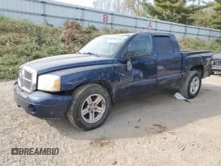 2007 Dodge Dakota SLT z VIN 1D7HW48K27S163459, wystawiony jako Copart lot #75731314 z przebiegiem Nie podano mil oraz Szkoda całkowita • Salvage title. Historia ofert i sprzedaży dostępna na DreamBid. Obrazek 1.