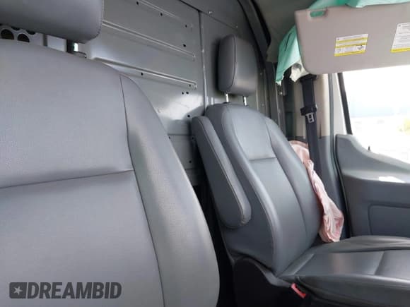 ✅ 2018 Ford Transit • VIN: 1FTYE1YM3JKA17401 • Lot: 41692518. Wystawiony na IAAI z przebiegiem 145 472 mil. Bezpłatny archiwum sprzedaży aukcyjnych z USA i szczegółowy raport historii pojazdu na DreamBid. Zdjęcie 8.