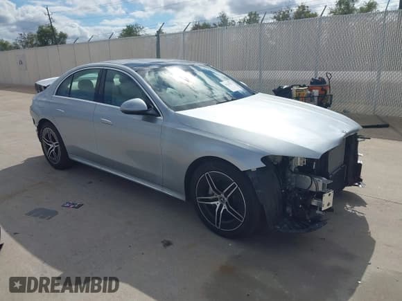 ✅ 2025 Mercedes-Benz E 350 • VIN: W1KLF4GB7SA156551 • Лот: 43628921. Опубликован ранее на IAAI с пробегом 3 902 миль. Бесплатный доступ к архиву аукционных продаж из США и подробный отчёт об истории автомобиля на DreamBid. Изображение 1.
