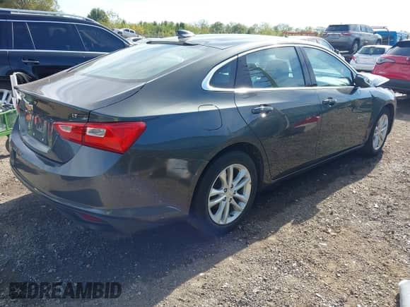 2018 Chevrolet Malibu LT z VIN 1G1ZD5ST7JF166538, wystawiony jako IAAI lot #43454660 z przebiegiem 46 901 mil mil oraz . Historia ofert i sprzedaży dostępna na DreamBid. Obrazek 4.