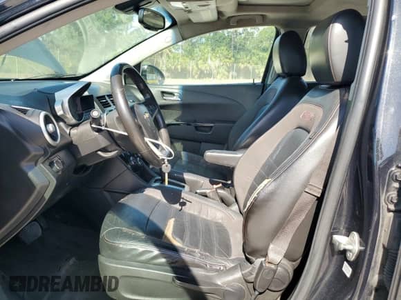 2013 Chevrolet Sonic RS z VIN 1G1JG6SB1D4256365, wystawiony jako Copart lot #55526205 z przebiegiem Nie podano mil oraz Czysty tytuł • Clean title. Historia ofert i sprzedaży dostępna na DreamBid. Obrazek 7.