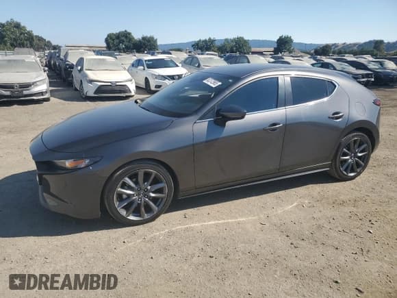 ✅ 2019 Mazda 3 • VIN: JM1BPBJMXK1123383 • Лот: 62372965. Опубликован ранее на Copart с пробегом 57 103 миль. Бесплатный доступ к архиву аукционных продаж из США и подробный отчёт об истории автомобиля на DreamBid. Изображение 1.