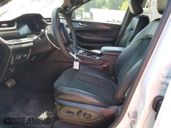 ✅ 2025 Jeep Grand Cherokee Altitude • VIN: 1C4RJHAG2S8657207 • Lot: 68435995. Wystawiony na Copart z przebiegiem 4 615 mil. Bezpłatny archiwum sprzedaży aukcyjnych z USA i szczegółowy raport historii pojazdu na DreamBid. Zdjęcie 7.