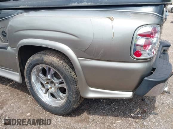 ✅ 2005 Chevrolet Silverado 1500 LS • VIN: 1GCEC19T95Z318749 • Lot: 42438829. Wystawiony na IAAI z przebiegiem 214 444 mil mil. Skorzystaj z bezpłatnego archiwum sprzedaży aukcyjnych z USA i zobacz szczegółowy raport historii pojazdu na DreamBid. Zdjęcie 12.