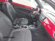 ✅ 2012 Volkswagen Beetle 2.5L PZEV • VIN: 3VWJP7AT5CM660700 • Lot: 43737690. Wystawiony na IAAI z przebiegiem 81 937 mil. Bezpłatny archiwum sprzedaży aukcyjnych z USA i szczegółowy raport historii pojazdu na DreamBid. Zdjęcie 5.