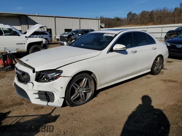 ✅ 2017 Mercedes-Benz E 300 Luxury • VIN: WDDZF4KB1HA205107 • Lot: 88421395. Wystawiony na Copart z przebiegiem 131 733 mil. Bezpłatny archiwum sprzedaży aukcyjnych z USA i szczegółowy raport historii pojazdu na DreamBid. Zdjęcie 1.