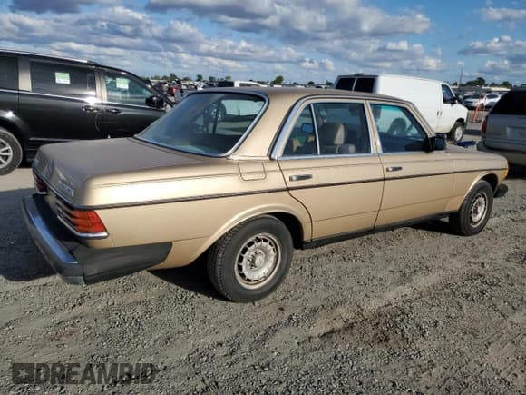 ✅ 1984 Mercedes-Benz 300 D • VIN: WDBAB33A5EA066564 • Lot: 72059935. Listed on Copart with 211,903 mi. Free auction sales archive from the USA and detailed vehicle history report at DreamBid. Image 3.