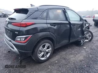 ✅ 2023 Hyundai Kona SEL • VIN: KM8K6CAB0PU042465 • Лот: 70022573. Опубликован ранее на Copart с пробегом 6 601 миль. Бесплатный доступ к архиву аукционных продаж из США и подробный отчёт об истории автомобиля на DreamBid. Изображение 3.