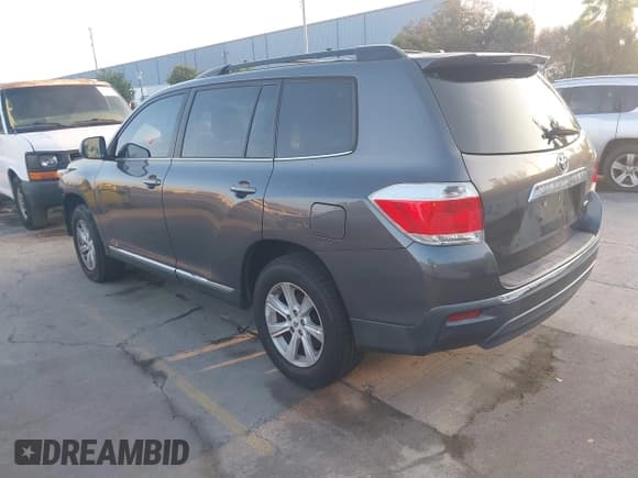 ✅ 2012 Toyota Highlander SE • VIN: 5TDBK3EH1CS172865 • Lot: 43763952. Wystawiony na IAAI z przebiegiem 139 722 mil. Bezpłatny archiwum sprzedaży aukcyjnych z USA i szczegółowy raport historii pojazdu na DreamBid. Zdjęcie 3.