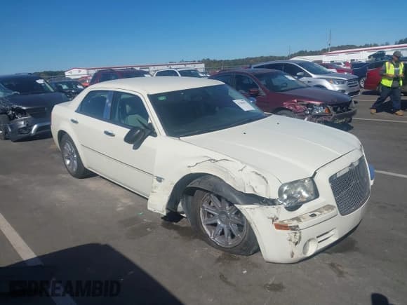 ✅ 2005 Chrysler 300 C • VIN: 2C3JA63H25H576637 • Lot: 43500412. Wystawiony na IAAI z przebiegiem 62 906 mil. Bezpłatny archiwum sprzedaży aukcyjnych z USA i szczegółowy raport historii pojazdu na DreamBid. Zdjęcie 1.