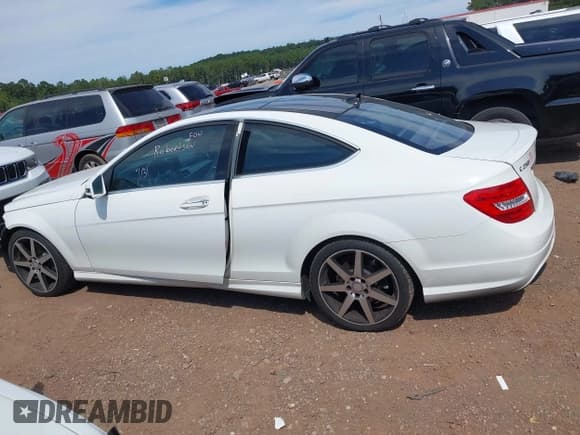 ✅ 2015 Mercedes-Benz C 250 • VIN: WDDGJ4HB0FG363591 • Lot: 43072188. Wystawiony na IAAI z przebiegiem 113 831 mil. Bezpłatny archiwum sprzedaży aukcyjnych z USA i szczegółowy raport historii pojazdu na DreamBid. Zdjęcie 14.