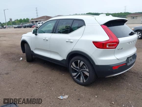 ✅ 2024 Volvo XC40 Ultimate Bright Theme • VIN: YV4L12UF8R2265543 • Lot: 42546549. Wystawiony na IAAI z przebiegiem Nie podano. Bezpłatny archiwum sprzedaży aukcyjnych z USA i szczegółowy raport historii pojazdu na DreamBid. Zdjęcie 3.