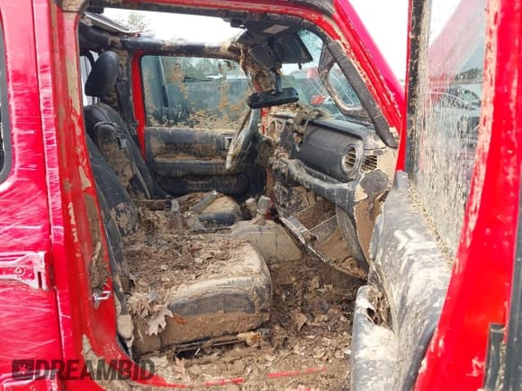 ✅ 2020 Jeep Gladiator Overland • VIN: 1C6HJTFG6LL103360 • Lot: 41619692. Wystawiony na IAAI z przebiegiem Nie podano. Bezpłatny archiwum sprzedaży aukcyjnych z USA i szczegółowy raport historii pojazdu na DreamBid. Zdjęcie 5.