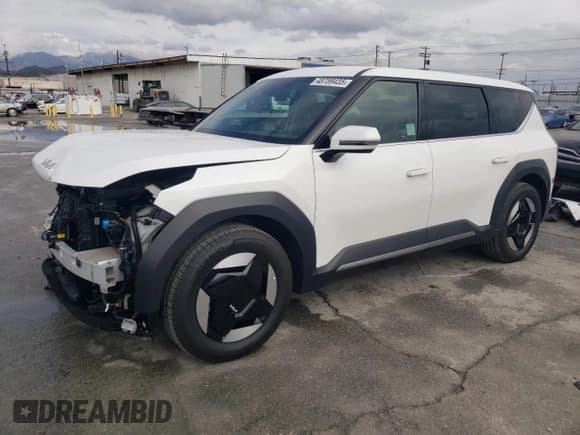 ✅ 2024 Kia EV9 Light Long Range • VIN: KNDAB5S10R6050747 • Lot: 48759435. Wystawiony na Copart z przebiegiem 6 466 mil. Bezpłatny archiwum sprzedaży aukcyjnych z USA i szczegółowy raport historii pojazdu na DreamBid. Zdjęcie 1.