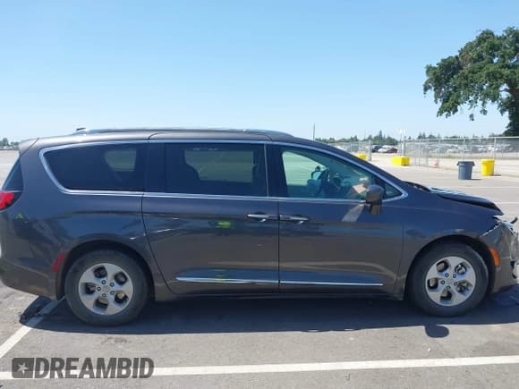 ✅ 2018 Chrysler Pacifica Hybrid Touring L • VIN: 2C4RC1L71JR129532 • Lot: 42064129. Listed on IAAI with 129,665 mi. Free auction sales archive from the USA and detailed vehicle history report at DreamBid. Image 13.