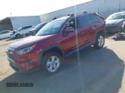 ✅ 2021 Toyota RAV4 Hybrid XLE • VIN: 2T3R6RFV9MW005275 • Lot: 43511592. Wystawiony na IAAI z przebiegiem 114 324 mil. Bezpłatny archiwum sprzedaży aukcyjnych z USA i szczegółowy raport historii pojazdu na DreamBid. Zdjęcie 18.