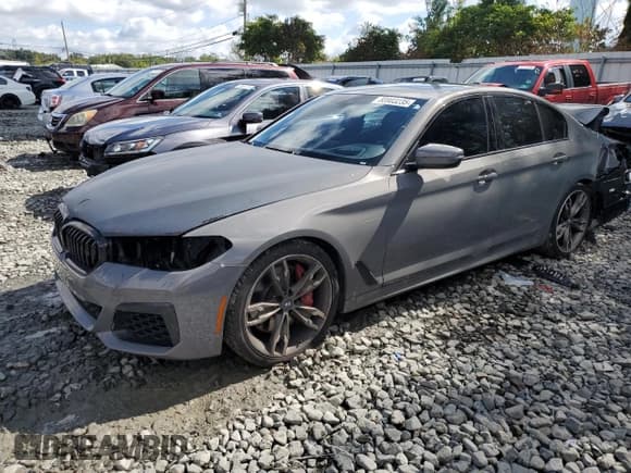 ✅ 2022 BMW 5 Series M550i xDrive • VIN: WBA13BK08NCJ19762 • Лот: 80903235. Опубликован ранее на Copart с пробегом 55 574 миль. Бесплатный доступ к архиву аукционных продаж из США и подробный отчёт об истории автомобиля на DreamBid. Изображение 1.