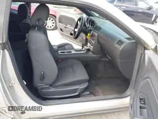 2010 Dodge Challenger SE z VIN 2B3CJ4DV9AH270088, wystawiony jako IAAI lot #43375338 z przebiegiem 139 412 mil mil oraz . Historia ofert i sprzedaży dostępna na DreamBid. Obrazek 5.