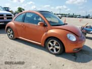 ✅ 2010 Volkswagen Beetle • VIN: 3VWRW3AGXAM036535 • Lot: 68038425. Wystawiony na Copart z przebiegiem 157 432 mil. Bezpłatny archiwum sprzedaży aukcyjnych z USA i szczegółowy raport historii pojazdu na DreamBid. Zdjęcie 4.