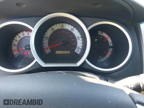 ✅ 2015 Toyota Tacoma PreRunner • VIN: 3TMJU4GN3FM180002 • Lot: 41617282. Wystawiony na IAAI z przebiegiem 179 105 mil. Bezpłatny archiwum sprzedaży aukcyjnych z USA i szczegółowy raport historii pojazdu na DreamBid. Zdjęcie 7.