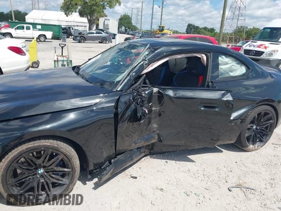 ✅ 2024 BMW M2 • VIN: 3MF13DM0XR8D99996 • Lot: 42042486. Wystawiony na IAAI z przebiegiem 8 120 mil. Bezpłatny archiwum sprzedaży aukcyjnych z USA i szczegółowy raport historii pojazdu na DreamBid. Zdjęcie 6.