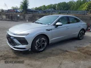 2025 Hyundai Sonata SEL Convenience с VIN KMHL14JA0SA467114, выставлен на аукционе Copart как лот 65951405 с пробегом 445 миль миль и Списание • Salvage title. История ставок и продаж доступна на DreamBid. Изображение 1.