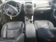 ✅ 2013 Kia Sorento EX • VIN: 5XYKUDA60DG326422 • Лот: 82297605. Опубликован ранее на Copart с пробегом 92 087 миль. Бесплатный доступ к архиву аукционных продаж из США и подробный отчёт об истории автомобиля на DreamBid. Изображение 8.