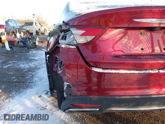 ✅ 2015 Chrysler 200 C • VIN: 1C3CCCCG4FN527733 • Lot: 43812751. Wystawiony na IAAI z przebiegiem 227 526 mil. Bezpłatny archiwum sprzedaży aukcyjnych z USA i szczegółowy raport historii pojazdu na DreamBid. Zdjęcie 13.