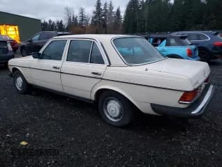 ✅ 1983 Mercedes-Benz 240 • VIN: WDBAB23A1DB374429 • Lot: 81855804. Wystawiony na Copart z przebiegiem 279 401 mil. Bezpłatny archiwum sprzedaży aukcyjnych z USA i szczegółowy raport historii pojazdu na DreamBid. Zdjęcie 2.